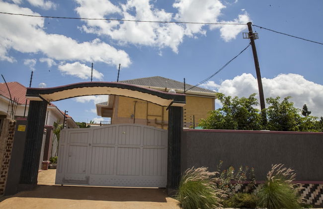 Three Bedroom art themed apartment - Photo 1