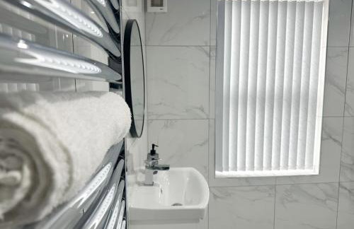 Central Location Liverpool, Modern Home, 4 BR, Sleeps 9, Free Parking - Foto 45