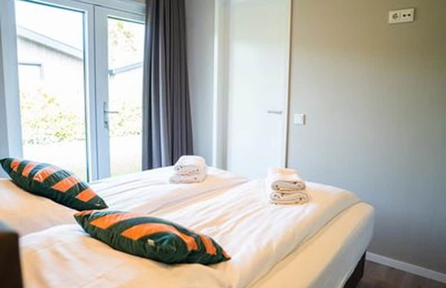 Chalet by Park Pond in the Netherlands - Foto 2