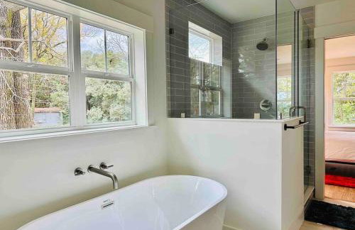 Disc Golf Getaway - Hot Tub, Soaking Tub, Games - Near Uptown - Foto 18