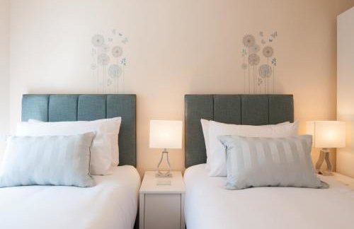 The Wellington - Stylish 3-Bedroom House, Sleeps 8, Ideal for Professionals - Photo 6