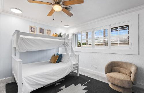 Centrally Located 4BD Oasis with Pool & Movie Patio - Foto 20