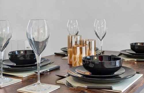 City Centre 2BR Apt with Balcony Access and Free Parking - Foto 37