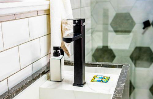 Loft Americano para Casais - Lareira Externa, Rio no Terreno, Rede Suspensa e Churrasqueira - Foto 9