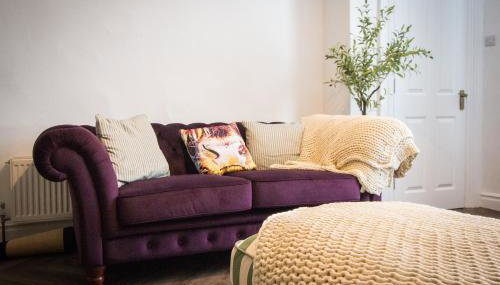 Holmfirth Home, Comfortable Stay, Near Trails and Town, Sleeps 5 - Foto 2