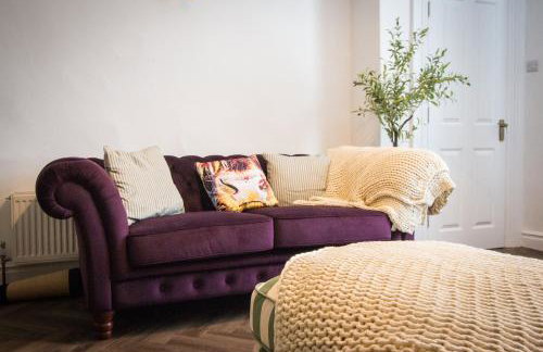 Holmfirth Home, Comfortable Stay, Near Trails and Town, Sleeps 5 - Foto 2