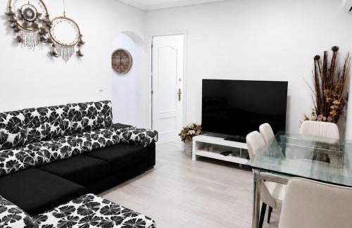 Apartamento renovado y tranquilo, 2 dormitorios bien comunicado con el centro de Madrid - Foto 1