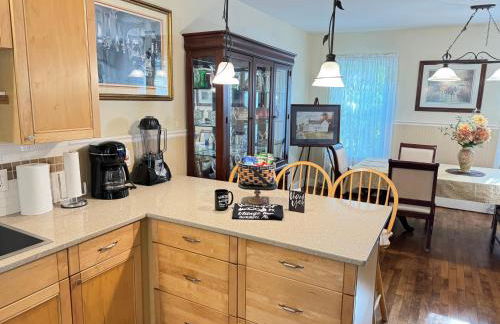 Berkshire Retreat Grand Home with Hot Tub and Large Yard, 5 mins from Jiminy Peak - Foto 40