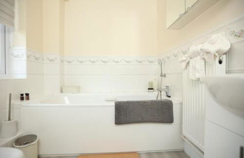 Is Y Coed Place By N And N Stays Ltd, Spacious 5 bed house in Wenvoe Cardiff, With Free Private Parking, Garden and WIFI - Photo 25