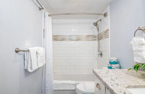7FL Remodeled, Close to Beach & Dining with Free Parking - Photo 44