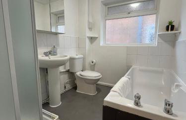 St Denys 2 bedroom flat, Convenient location next to station, Great for contractors - Foto 8