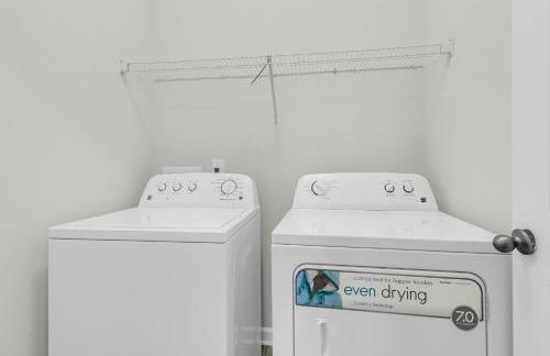 Quiet 3 Bedroom Escape in Ladson with 2 Car Garage - Foto 26