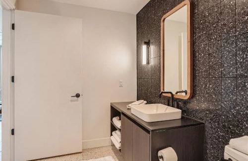 Modern Downtown Condo - Rooftop pool - Top Amenities - Foto 22