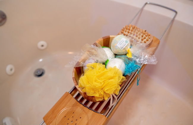 Gorgeous Urban Oasis W/hot Tub, Heated Pool And Private Movie Theater 3 Bedroom Home by RedAwning - Foto 31