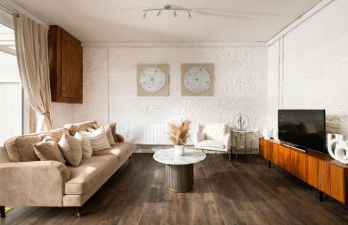 Primrose Luxury Cottage with Private Hot tub - Photo 1