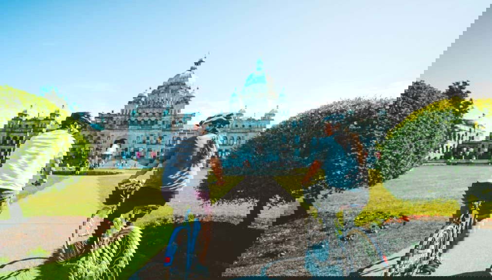 Ciclistas em frente ao Parlamento da Colúmbia Britânica