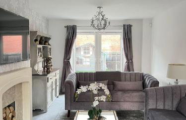 Spacious 5-Bed Detached House, Sleeps 10, Parking - Photo 10