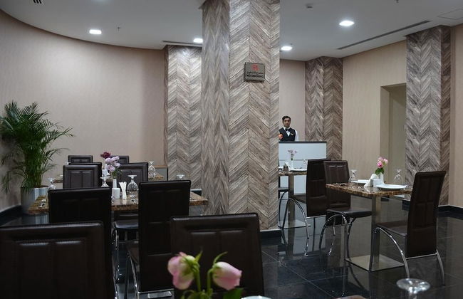 President Waves - Photo 32