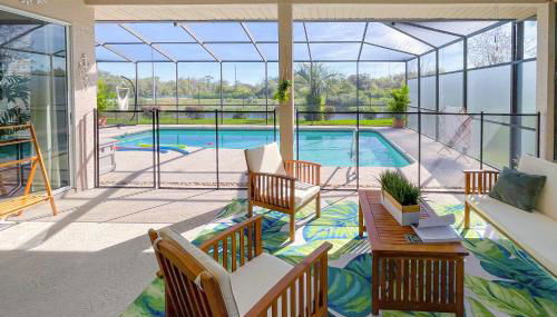 Bright and Sunny Riverview Oasis with Pool and Pond - Foto 2
