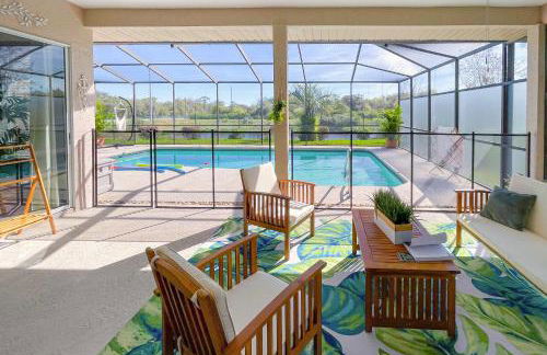 Bright and Sunny Riverview Oasis with Pool and Pond - Foto 2