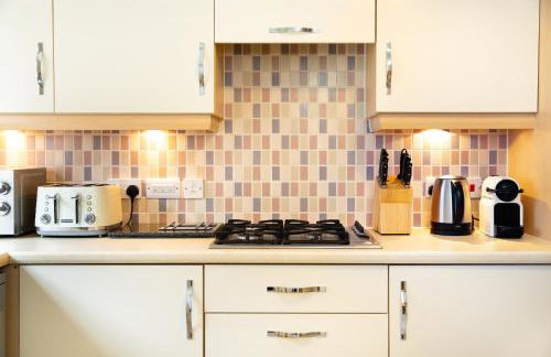 Modern and Spacious Home From Home 1 mile from M1 - with Netflix, Prime Video, PS5, free parking, superfast WiFi, BBQ - Sleeps 11 - By Brightleap Apartments - Foto 5