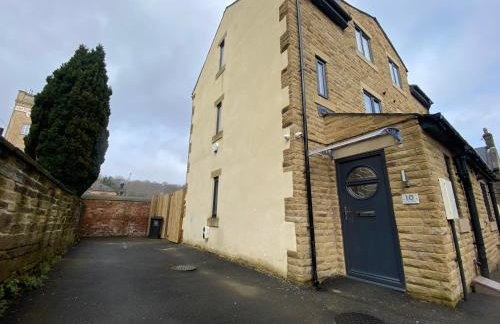 Modern 3- Bed Holiday Home - Private Parking Sleeps 10- 2 Min M62 - Foto 4