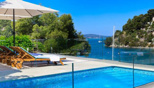 VILLA PHILIPPA - luxurious five-room villa - idyllic location - first row to the sea - spectacular view of the sea bay - unforgettable sunsets - 15 minutes from Supetar ferry port - free parking - private heated pool - Foto 2