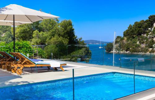 VILLA PHILIPPA - luxurious five-room villa - idyllic location - first row to the sea - spectacular view of the sea bay - unforgettable sunsets - 15 minutes from Supetar ferry port - free parking - private heated pool - Foto 2