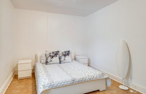 Stroll to Shore Quaint Condo with Deck in Norfolk - Photo 14