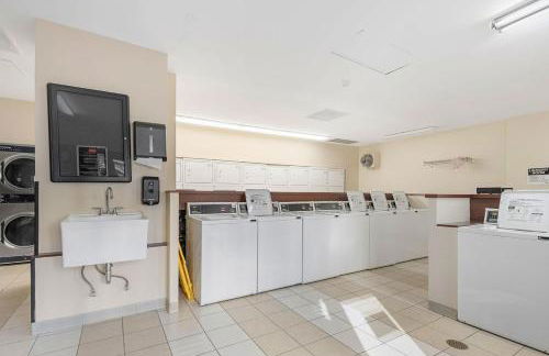 River North Magnificent Mile Condo, Lake and City Views, 43rd Floor Corner, Parking Included! - Foto 43