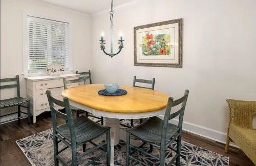 Relaxing Lakeview Stay Near Beach w Pool - Foto 18