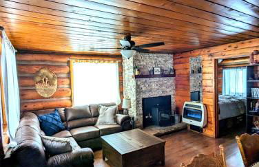 Charming Log Cabin in Tall Pines w Large Deck - Foto 5