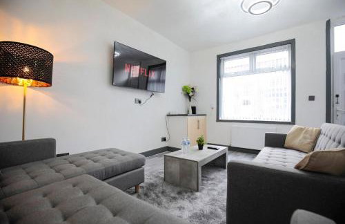 Dixon House, Sleeps 6, Free Parking, Long or Short Stays - by NMB Property - Photo 8