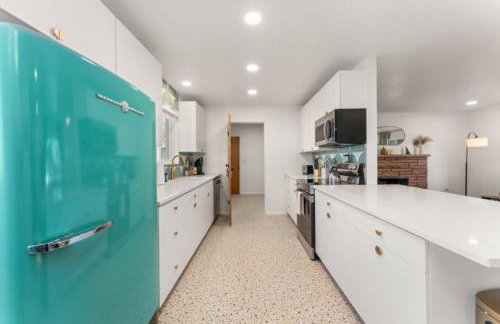 The Aspen is a mid-century modern upstairs unit. - Foto 11