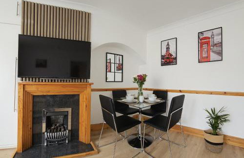 Spacious 4-Bed Home Free Parking, Private Garden - EcuaStay - Foto 4