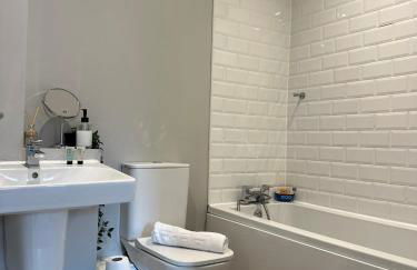 New Stylish House - Sleeps 7 - Free Parking - Contractors Welcome - Wifi - Foto 23