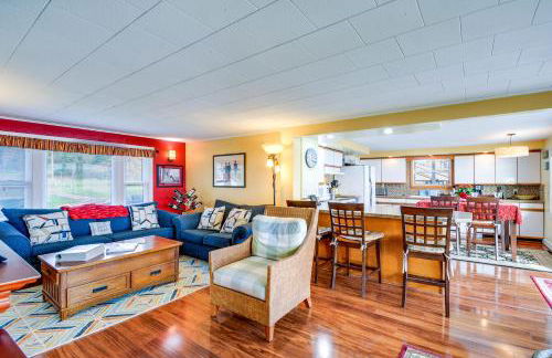 Bayfront Port Hadlock Retreat with Grill and Deck! - Foto 6