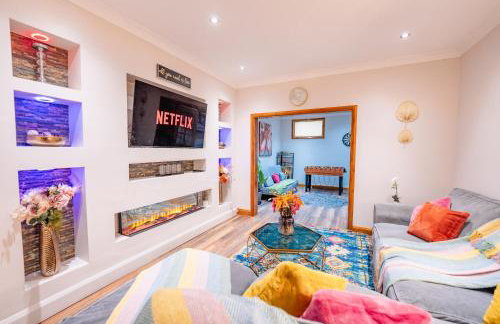 4BR 2Bath Home -Hot Tub, Free Parking & Games Room - Foto 15