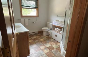 'Northside' Cottage w screened in porch - Photo 19