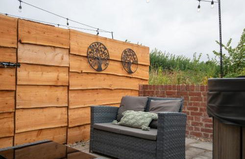 Bramble Cottage - Cosy 2 Bed With Deluxe HOT TUB & Log Burner - Photo 20