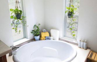 Saltwater Hot Tub, Forest Retreat, Minutes to Town - Foto 10