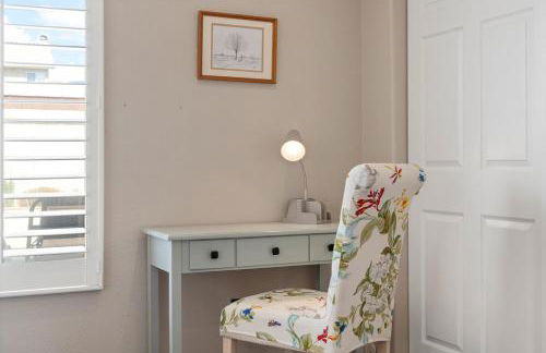 French Country Charm with Pool and Mountain Views - Foto 19