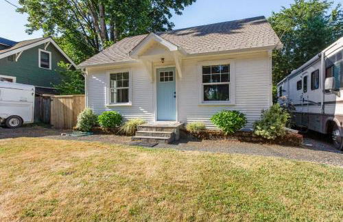 Charming Eugene Retreat Private Hot Tub and Yard! - Photo 3