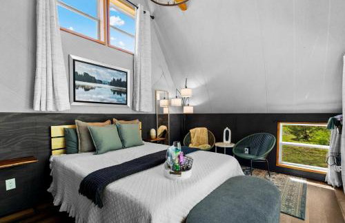 Creekside A-Frame Retreat with Treehouse Views, Hammock Lounge & Indoor-Outdoor Shower in New Port, Tennessee - Foto 3