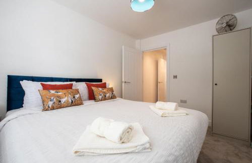 Welcome - BUSINESS or PLEASURE! Southampton 'City Vibes' # Stylish Apartment with Outdoor Courtyard! 1-4 Guests BOOK YOUR CITY BREAK or PRE-CRUISE STAY! CLOSE TO MAYFLOWER THEATRE, UNIVERSITIES, CRUISE TERMINALS, HOSPITALS & SHOPS! - Photo 19