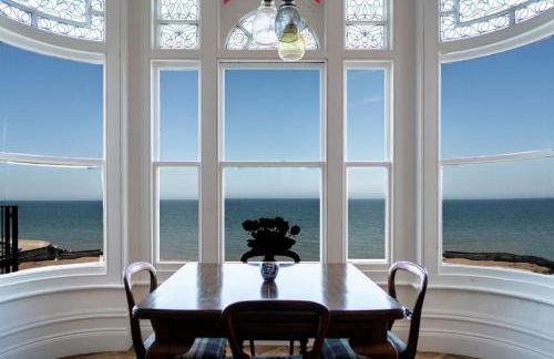 Signature Beachfront Home, Panoramic Sea Views & Marble Fireplace - Foto 1