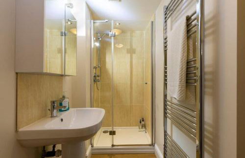 2 double bedroom large modern self contained apartment Free parking - Foto 21