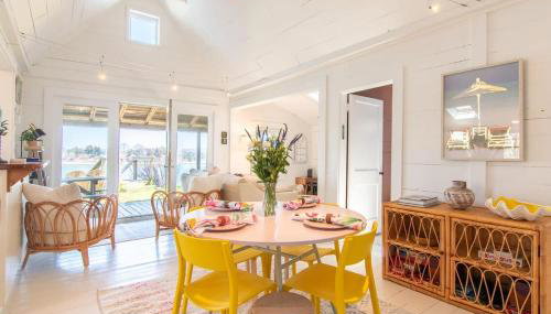 Seaside Retreat w Private Beach Landing - Foto 3