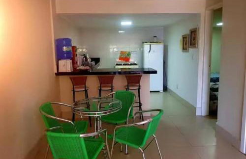 Vista para a lagoa - Enseada Azul, perto da Bacutia e Peracanga - Duas suítes Ar Condicionado - Varanda Gourmet - Lazer Completo, piscinas, quadras, sauna, pescaria, náutica, bar, restaurante, parques - Estacionamento e Portaria 24h - Foto 5