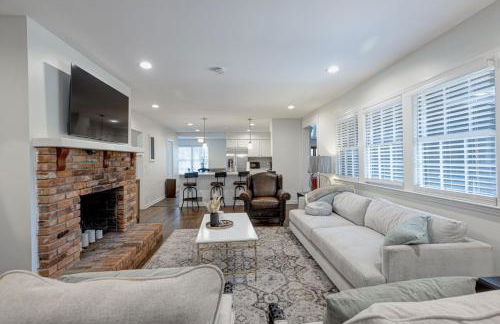 Group Getaway 6BR Near Fort Benning Huge Kitchen Private Yard - Foto 1